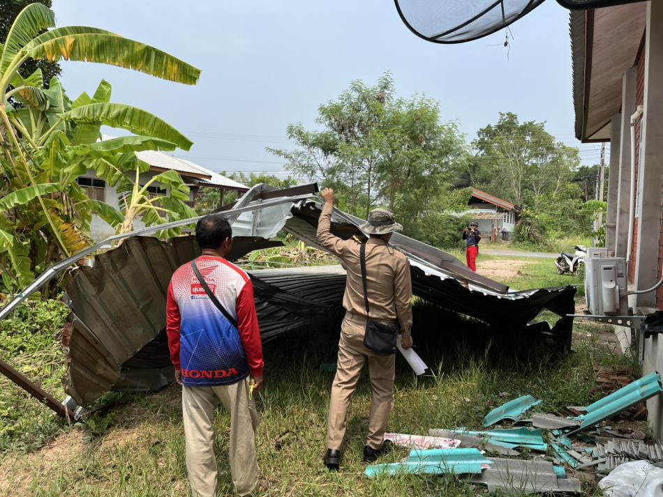 กองช่าง อบต.หนองปลิง ออกสำรวจความเสียหายบ้านเรือนประชาชนผู้ประสบภัยจากลมพายุฤดูร้อน บ้านหนองผักเทียม หมู่ที่ 1 และบ้านโคกมะนาว หมู่ที่ 2